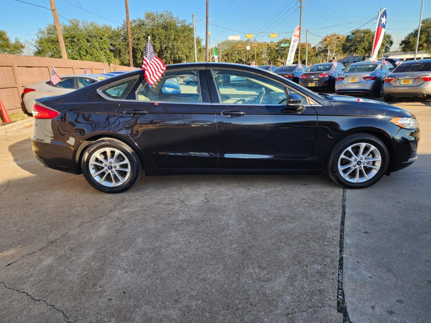 2019 Black Ford Fusion SE (3FA6P0H77KR) with an 2.5L L4 DOHC 16V engine, 6A transmission, located at 16710 Clay Rd., Houston, TX, 77084, (281) 859-7900, 29.834864, -95.656166 - Low Down. Low Payments. - Photo#4