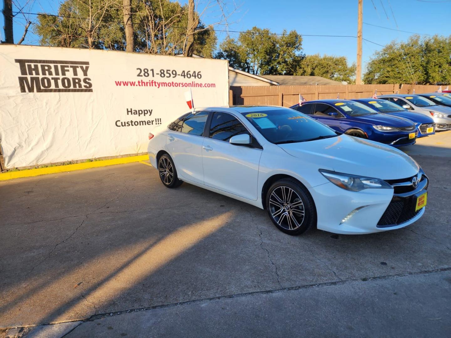 2016 White Toyota Camry SE (4T1BF1FK3GU) with an 2.5L L4 DOHC 16V engine, 6-Speed Automatic transmission, located at 16710 Clay Rd., Houston, TX, 77084, (281) 859-7900, 29.834864, -95.656166 - Low Down. Low Payments. - Photo#3