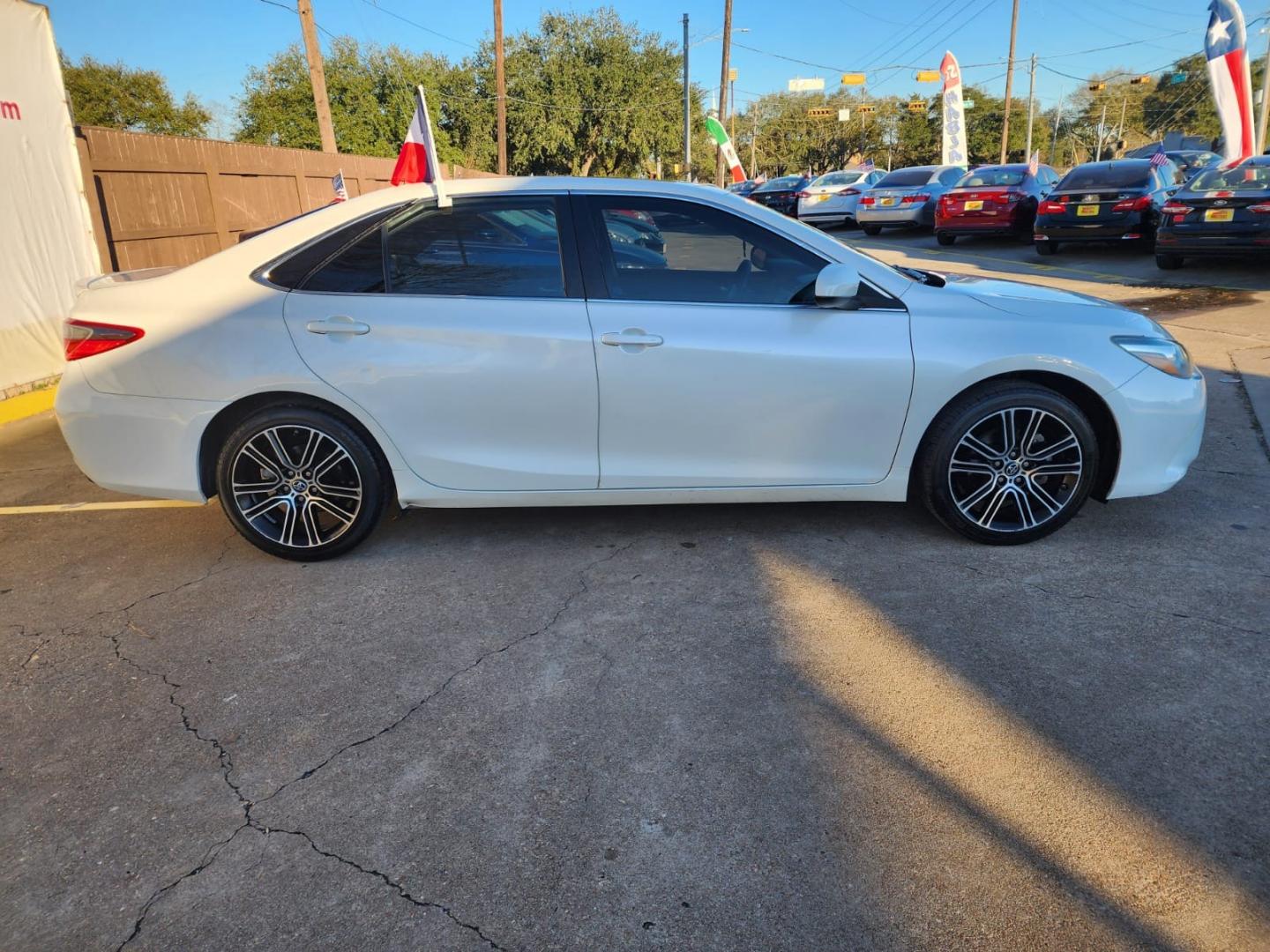 2016 White Toyota Camry SE (4T1BF1FK3GU) with an 2.5L L4 DOHC 16V engine, 6-Speed Automatic transmission, located at 16710 Clay Rd., Houston, TX, 77084, (281) 859-7900, 29.834864, -95.656166 - Low Down. Low Payments. - Photo#4