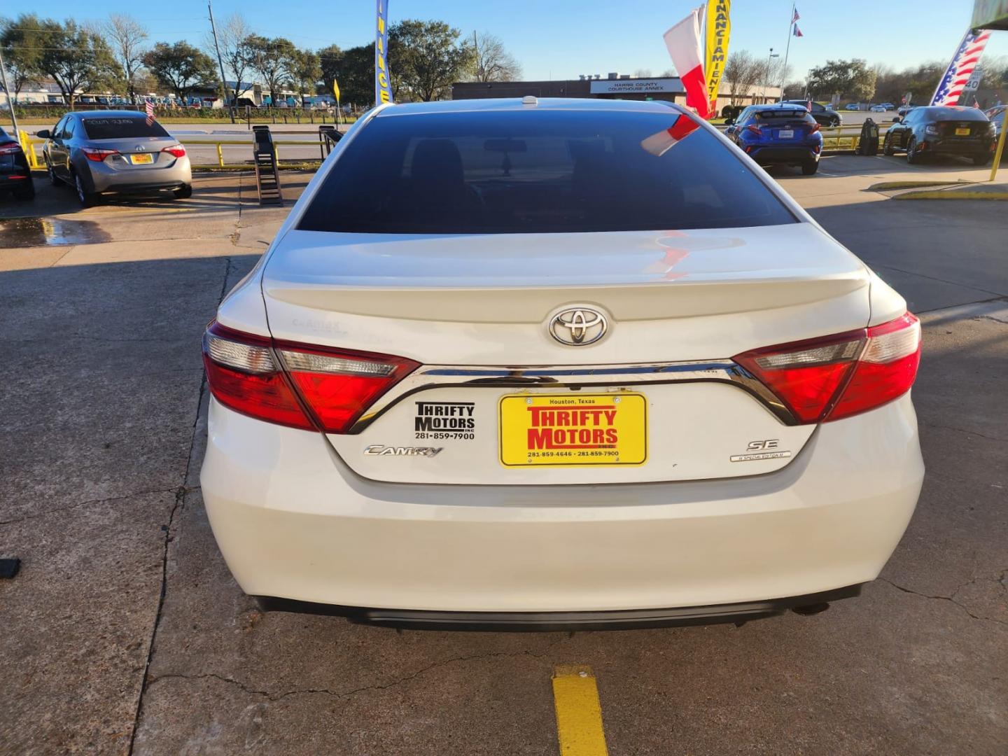 2016 White Toyota Camry SE (4T1BF1FK3GU) with an 2.5L L4 DOHC 16V engine, 6-Speed Automatic transmission, located at 16710 Clay Rd., Houston, TX, 77084, (281) 859-7900, 29.834864, -95.656166 - Low Down. Low Payments. - Photo#5