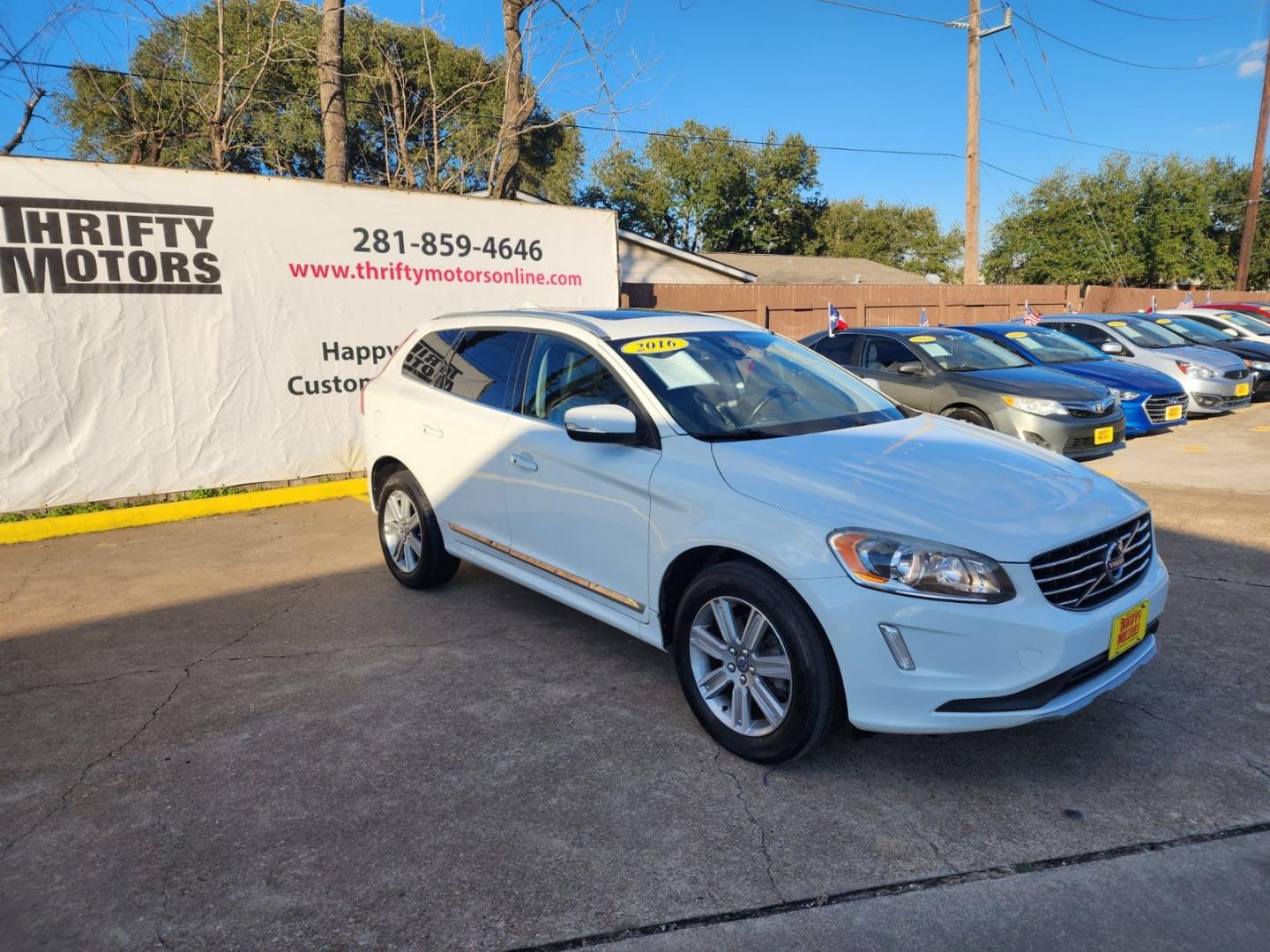 2016 White Volvo XC60 T5 Premier AWD (YV4612RK2G2) with an 2.5L L5 DOHC 20V TURBO engine, 8A transmission, located at 16710 Clay Rd., Houston, TX, 77084, (281) 859-7900, 29.834864, -95.656166 - Low Down. Low Payments. - Photo#2