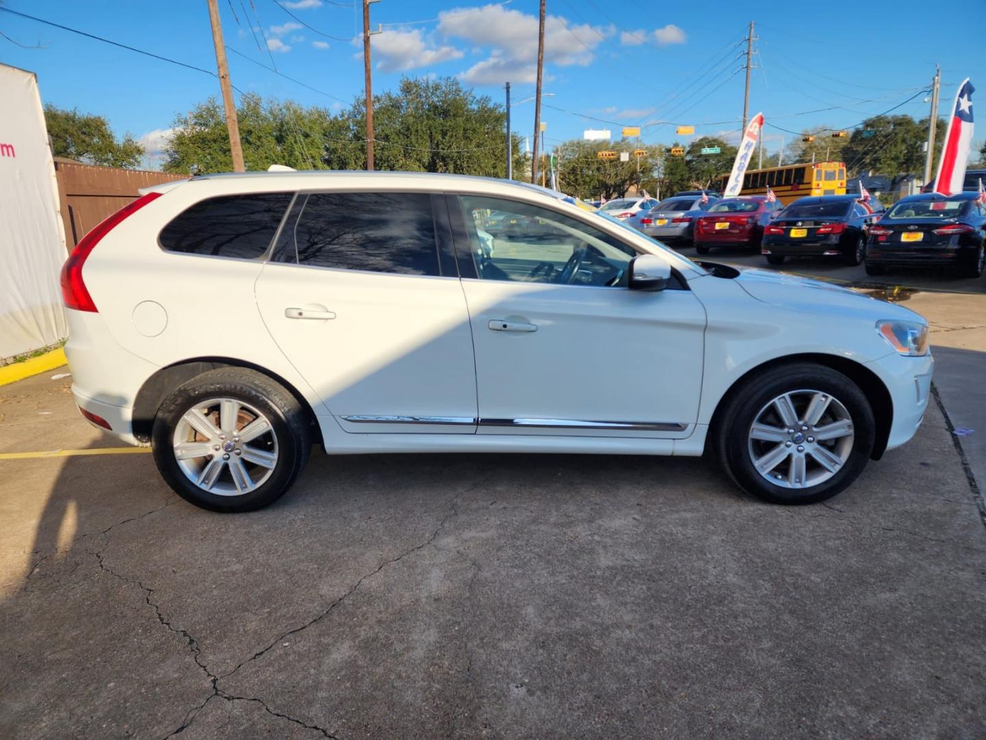 2016 White Volvo XC60 T5 Premier AWD (YV4612RK2G2) with an 2.5L L5 DOHC 20V TURBO engine, 8A transmission, located at 16710 Clay Rd., Houston, TX, 77084, (281) 859-7900, 29.834864, -95.656166 - Low Down. Low Payments. - Photo#4