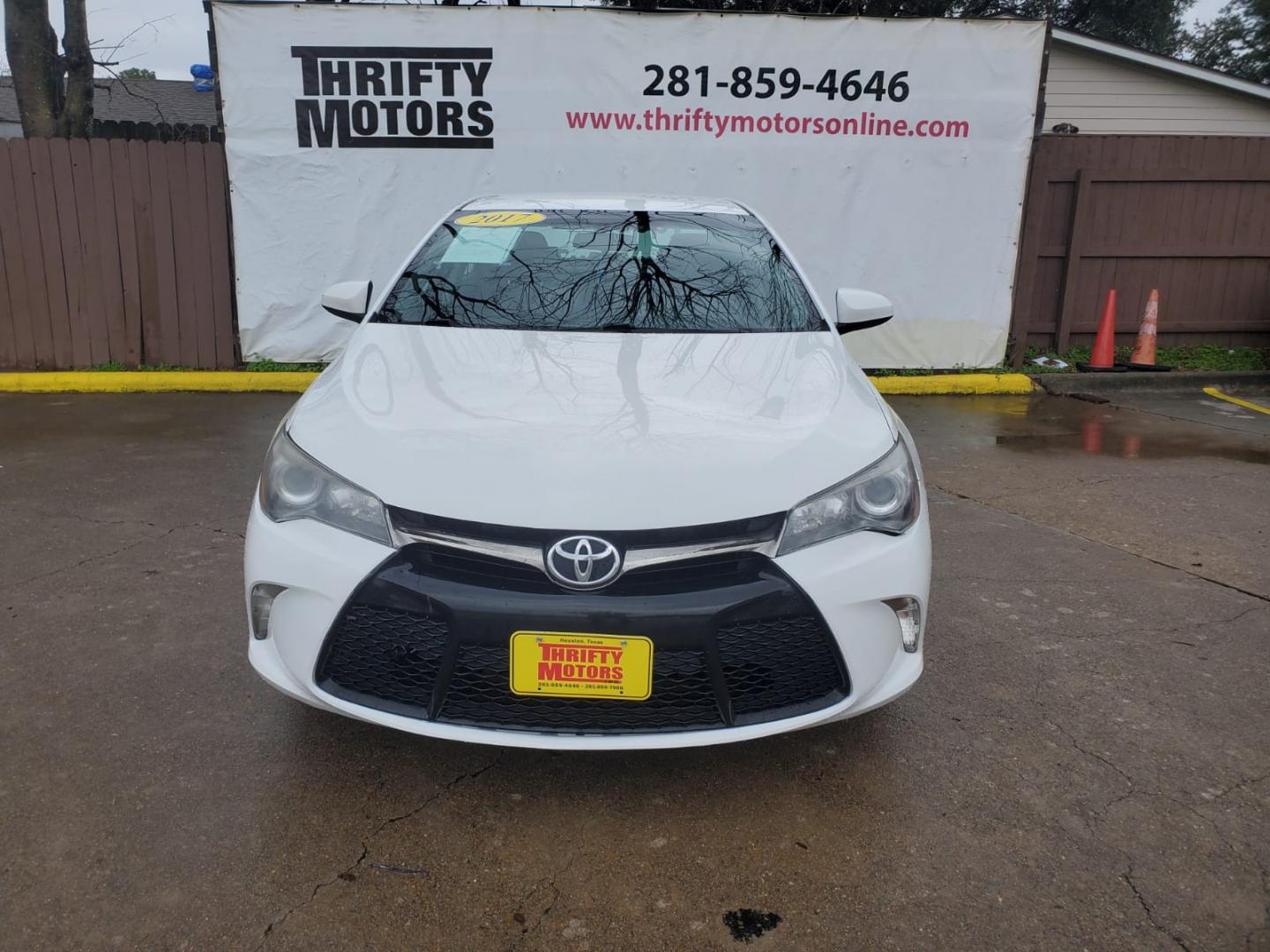 2017 White Toyota Camry SE (4T1BF1FK6HU) with an 2.5L L4 DOHC 16V engine, 6A transmission, located at 16710 Clay Rd., Houston, TX, 77084, (281) 859-7900, 29.834864, -95.656166 - Low Down. Low Payments. - Photo#1