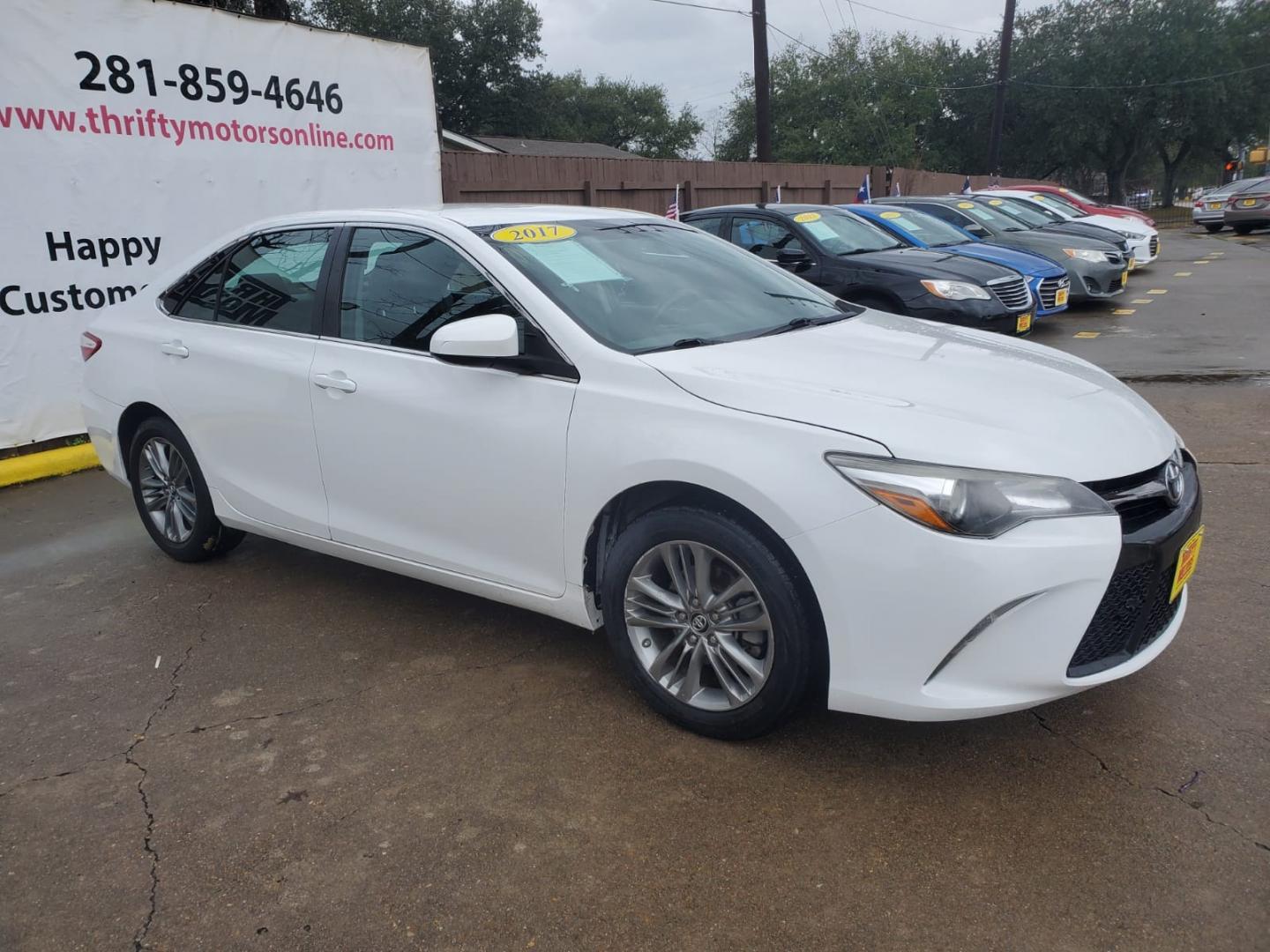 2017 White Toyota Camry SE (4T1BF1FK6HU) with an 2.5L L4 DOHC 16V engine, 6A transmission, located at 16710 Clay Rd., Houston, TX, 77084, (281) 859-7900, 29.834864, -95.656166 - Low Down. Low Payments. - Photo#3