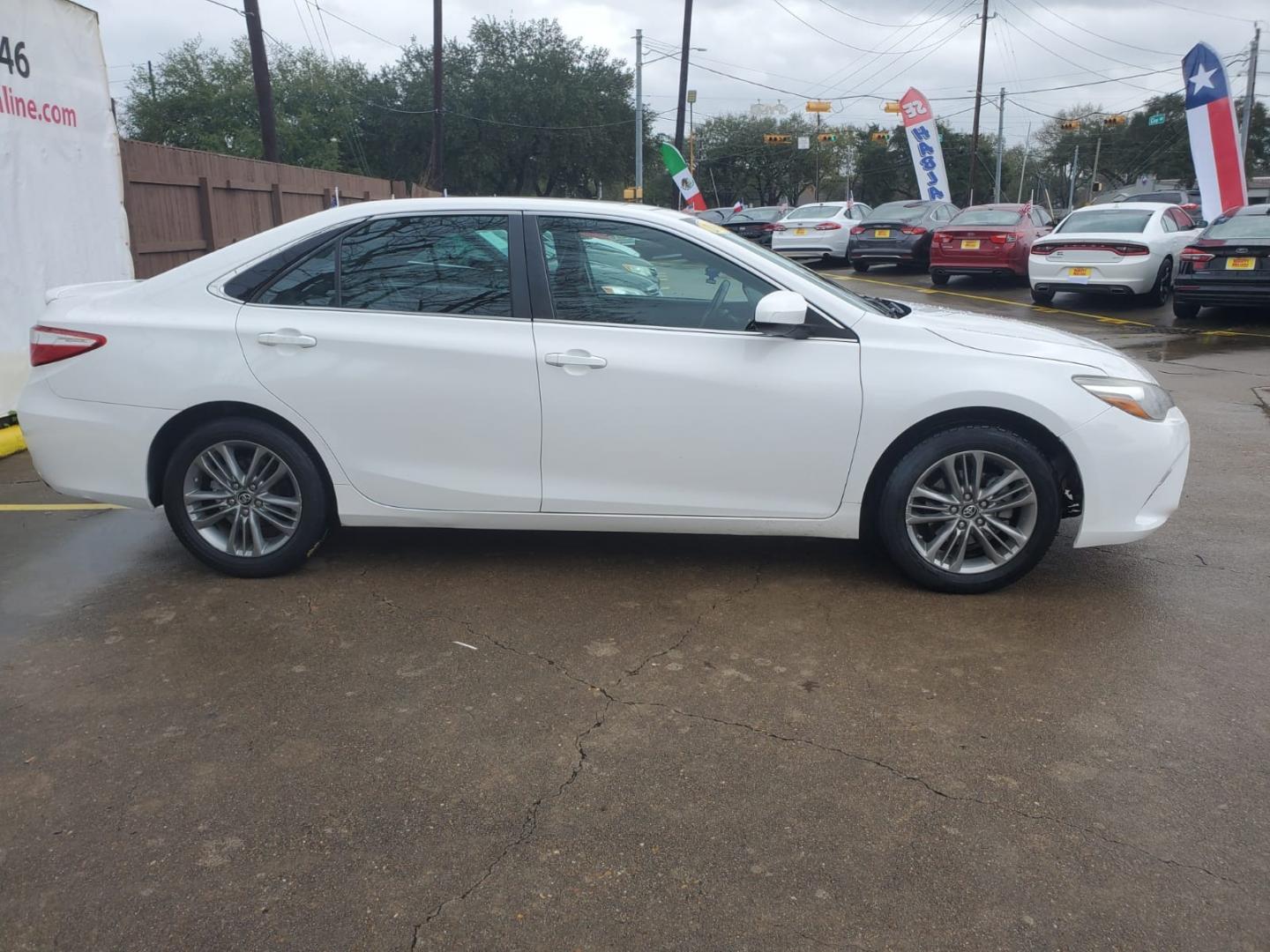 2017 White Toyota Camry SE (4T1BF1FK6HU) with an 2.5L L4 DOHC 16V engine, 6A transmission, located at 16710 Clay Rd., Houston, TX, 77084, (281) 859-7900, 29.834864, -95.656166 - Low Down. Low Payments. - Photo#4