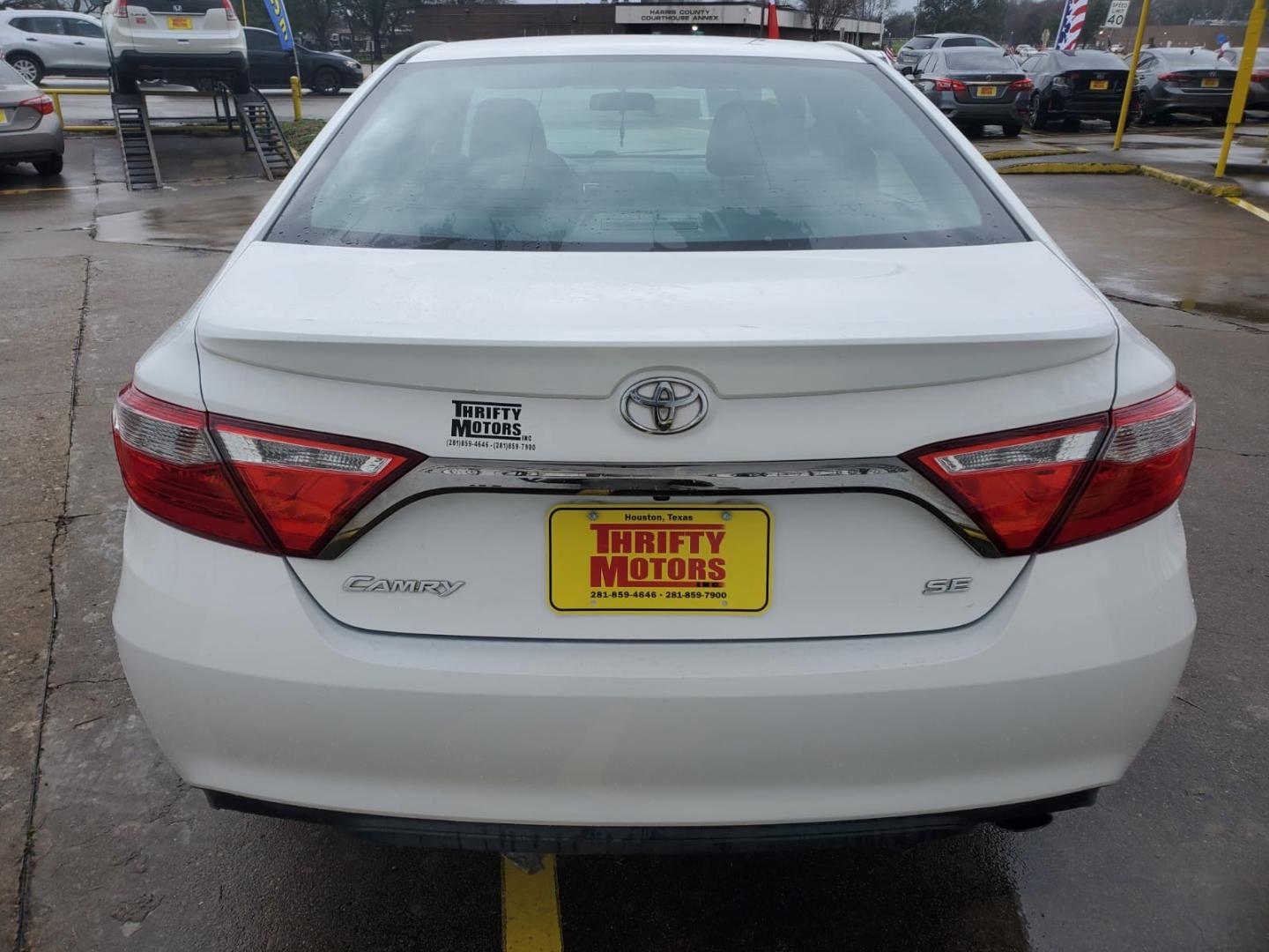 2017 White Toyota Camry SE (4T1BF1FK6HU) with an 2.5L L4 DOHC 16V engine, 6A transmission, located at 16710 Clay Rd., Houston, TX, 77084, (281) 859-7900, 29.834864, -95.656166 - Low Down. Low Payments. - Photo#5