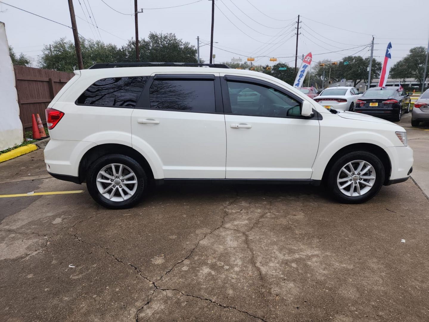 2017 White Dodge Journey SXT (3C4PDCBB5HT) with an 2.4L L6 DOHC 16V engine, 4A transmission, located at 16710 Clay Rd., Houston, TX, 77084, (281) 859-7900, 29.834864, -95.656166 - Low Down. Low Payments. - Photo#4