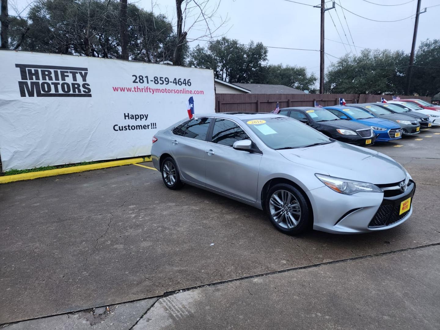 2016 Silver Toyota Camry SE (4T1BF1FK4GU) with an 2.5L L4 DOHC 16V engine, 6-Speed Automatic transmission, located at 16710 Clay Rd., Houston, TX, 77084, (281) 859-7900, 29.834864, -95.656166 - Low Down. Low Payments. - Photo#3