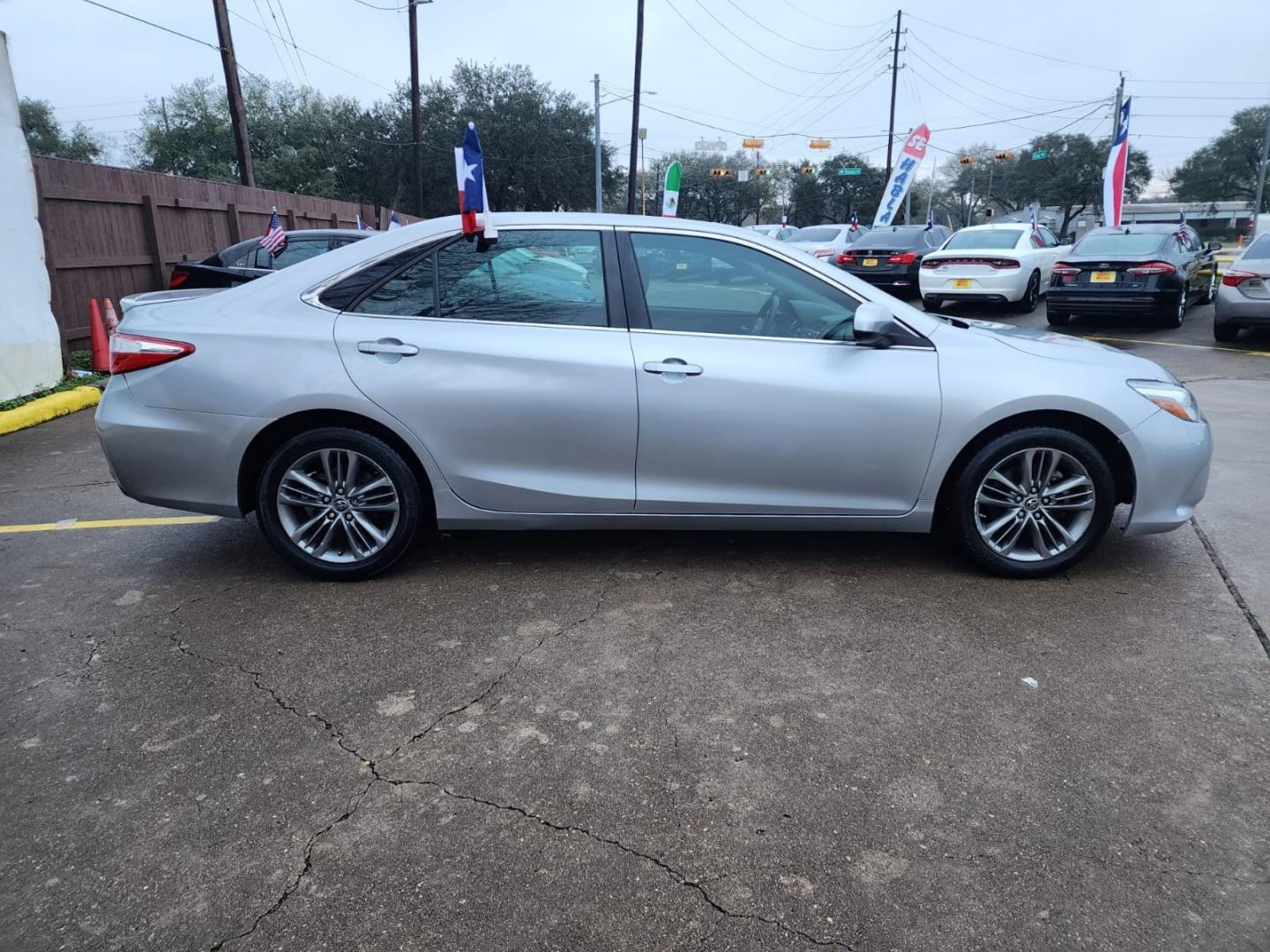 2016 Silver Toyota Camry SE (4T1BF1FK4GU) with an 2.5L L4 DOHC 16V engine, 6-Speed Automatic transmission, located at 16710 Clay Rd., Houston, TX, 77084, (281) 859-7900, 29.834864, -95.656166 - Low Down. Low Payments. - Photo#4