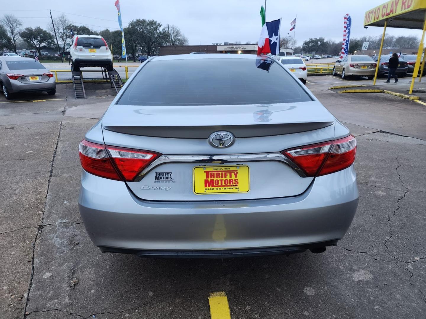 2016 Silver Toyota Camry SE (4T1BF1FK4GU) with an 2.5L L4 DOHC 16V engine, 6-Speed Automatic transmission, located at 16710 Clay Rd., Houston, TX, 77084, (281) 859-7900, 29.834864, -95.656166 - Low Down. Low Payments. - Photo#5