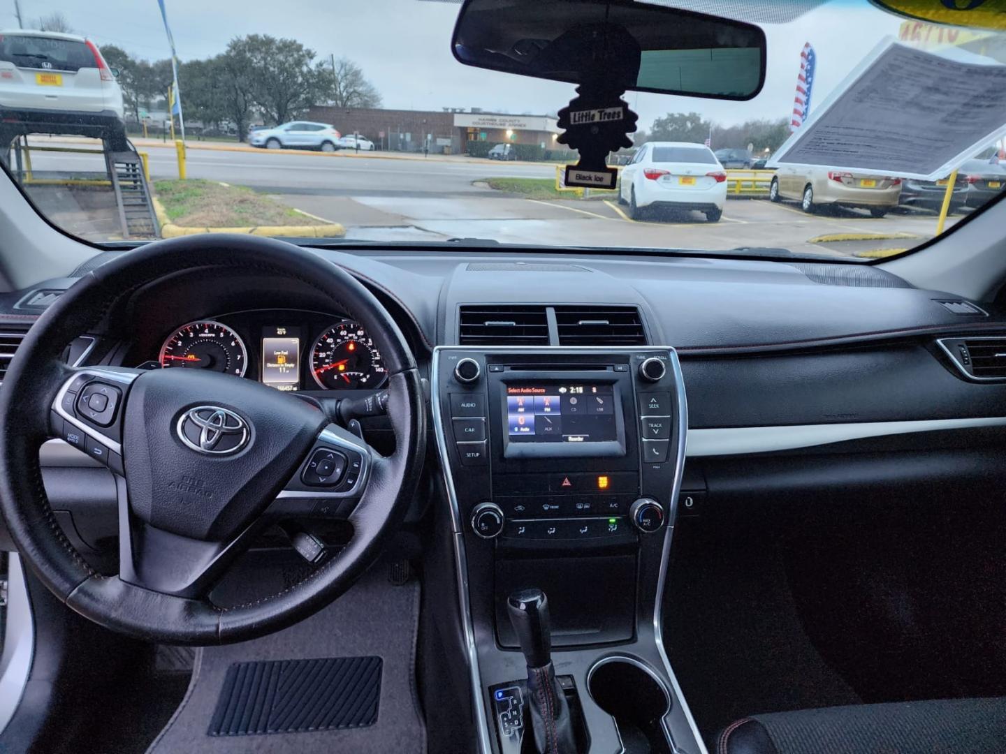 2016 Silver Toyota Camry SE (4T1BF1FK4GU) with an 2.5L L4 DOHC 16V engine, 6-Speed Automatic transmission, located at 16710 Clay Rd., Houston, TX, 77084, (281) 859-7900, 29.834864, -95.656166 - Low Down. Low Payments. - Photo#8