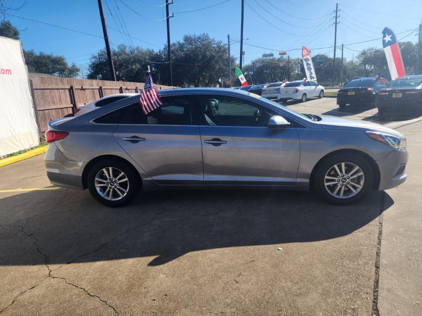 2017 Gray Hyundai Sonata SE (5NPE24AF3HH) with an 2.4L L4 DOHC 16V engine, 7A transmission, located at 16710 Clay Rd., Houston, TX, 77084, (281) 859-7900, 29.834864, -95.656166 - Low Down. Low Payments. - Photo#4