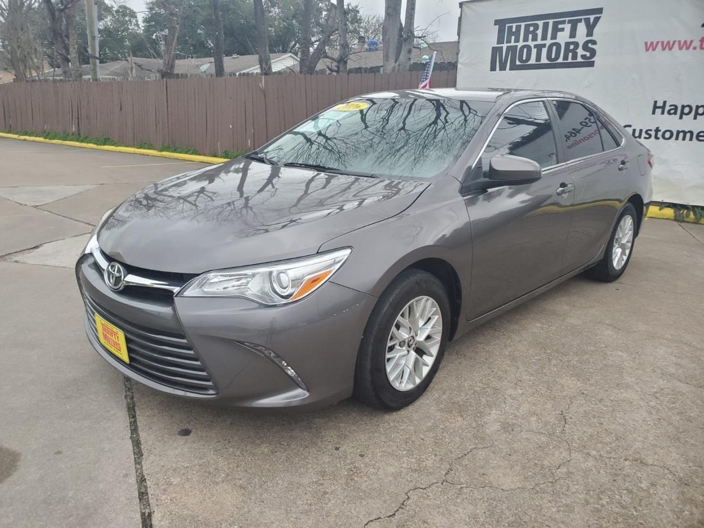 2016 Gray Toyota Camry SE (4T1BF1FK5GU) with an 2.5L L4 DOHC 16V engine, 6-Speed Automatic transmission, located at 16710 Clay Rd., Houston, TX, 77084, (281) 859-7900, 29.834864, -95.656166 - Low Down. Low Payments. - Photo#2