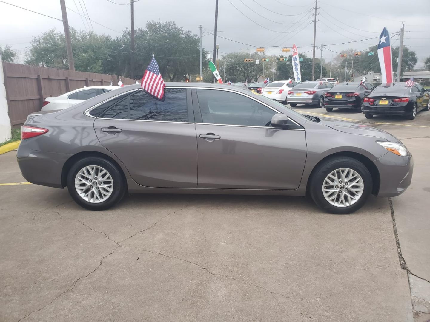 2016 Gray Toyota Camry SE (4T1BF1FK5GU) with an 2.5L L4 DOHC 16V engine, 6-Speed Automatic transmission, located at 16710 Clay Rd., Houston, TX, 77084, (281) 859-7900, 29.834864, -95.656166 - Low Down. Low Payments. - Photo#4