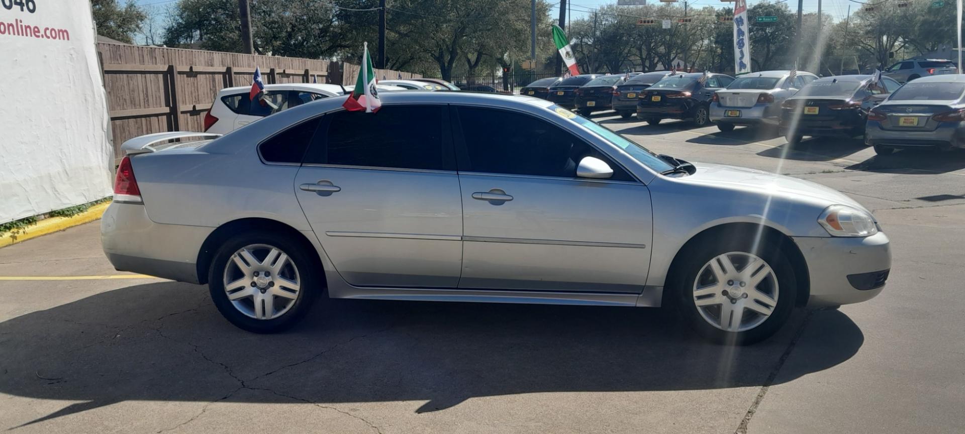 2013 Silver Chevrolet Impala LT (Fleet) (2G1WG5E33D1) with an 3.6L V6 DOHC 16V FFV engine, 6-Speed Automatic transmission, located at 16710 Clay Rd., Houston, TX, 77084, (281) 859-7900, 29.834864, -95.656166 - Carro de Cash. - Photo#4