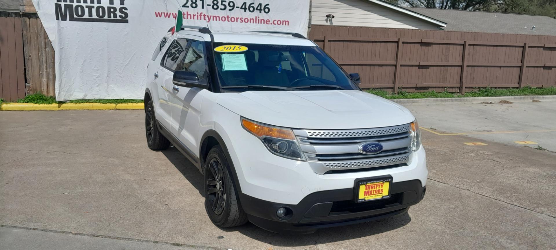 2015 White Ford Explorer XLT FWD (1FM5K7D82FG) with an 3.5L V6 DOHC 24V engine, 6-Speed Automatic transmission, located at 16710 Clay Rd., Houston, TX, 77084, (281) 859-7900, 29.834864, -95.656166 - low down. low payments. - Photo#3