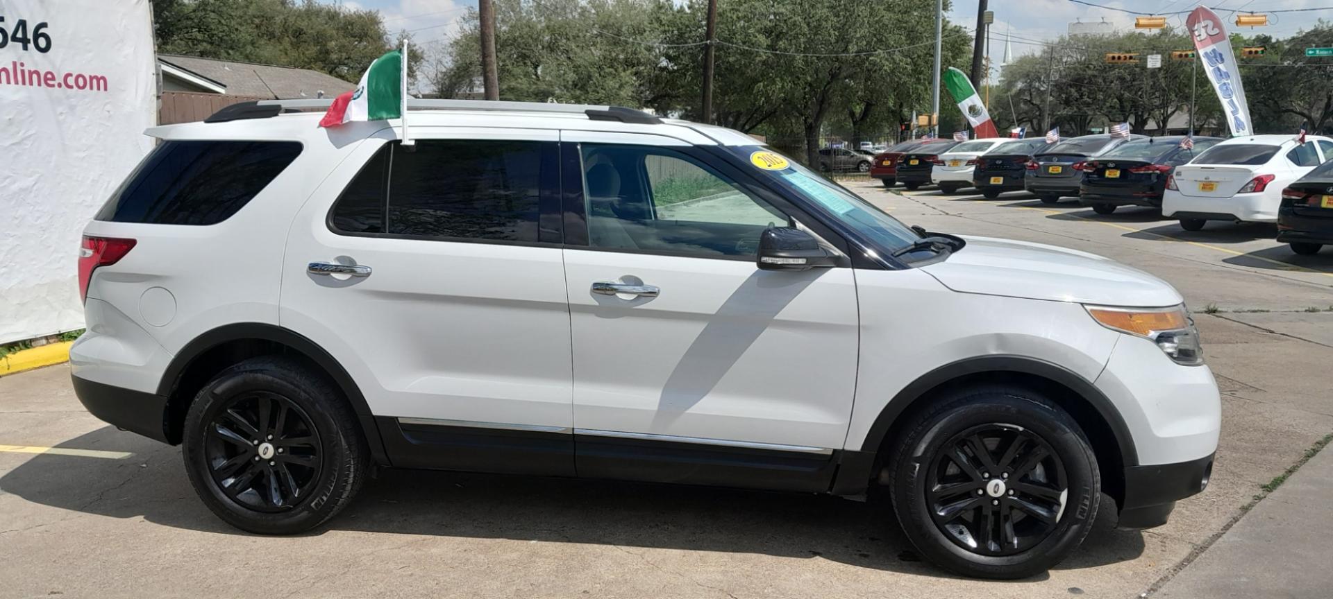 2015 White Ford Explorer XLT FWD (1FM5K7D82FG) with an 3.5L V6 DOHC 24V engine, 6-Speed Automatic transmission, located at 16710 Clay Rd., Houston, TX, 77084, (281) 859-7900, 29.834864, -95.656166 - low down. low payments. - Photo#4