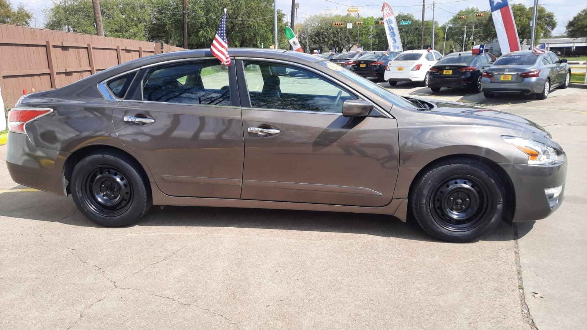 2014 Brown Nissan Altima 2.5 SL (1N4AL3AP9EN) with an 2.5L L4 DOHC 16V engine, Continuously Variable Transmission transmission, located at 16710 Clay Rd., Houston, TX, 77084, (281) 859-7900, 29.834864, -95.656166 - Low Down. Low Payments. - Photo#3