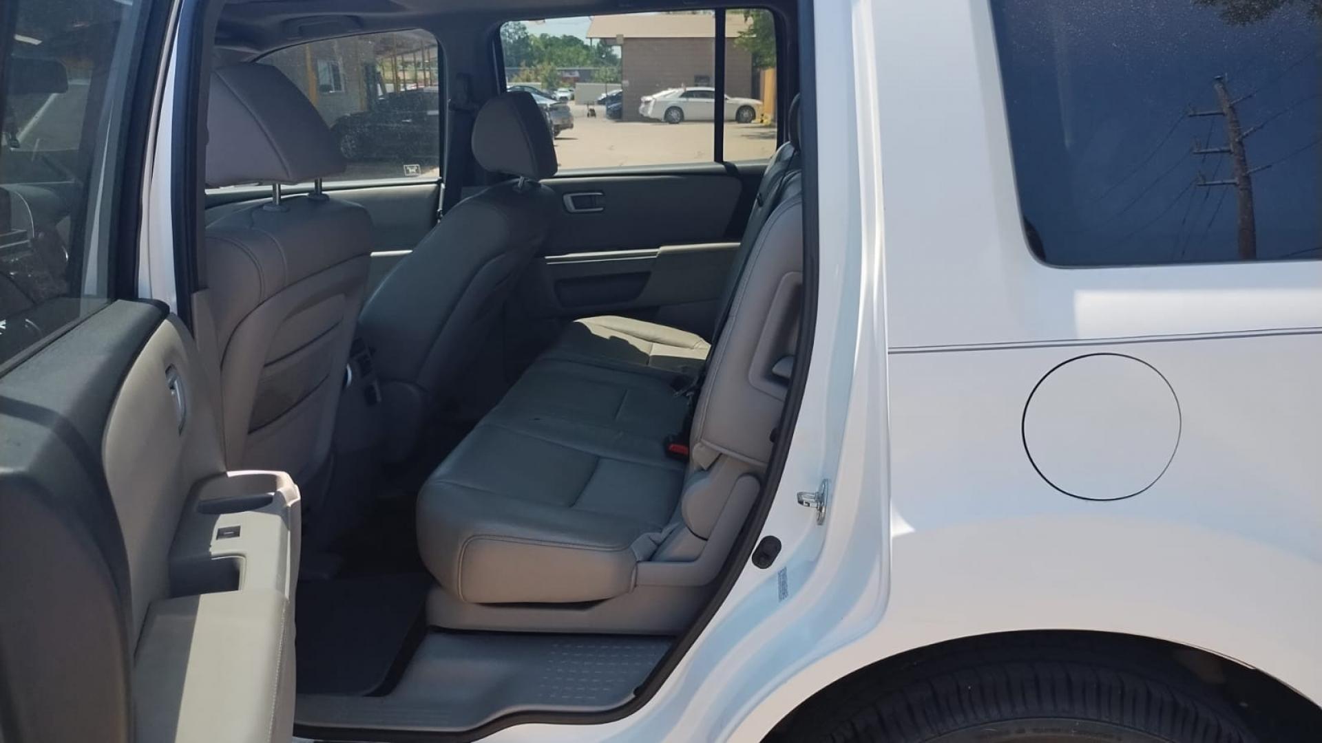 2011 Honda Pilot EX-L 2WD 5-Spd AT (5FNYF3H50BB) with an 3.5L V6 SOHC 24V engine, 5-Speed Automatic transmission, located at 16710 Clay Rd., Houston, TX, 77084, (281) 859-7900, 29.834864, -95.656166 - Photo#3