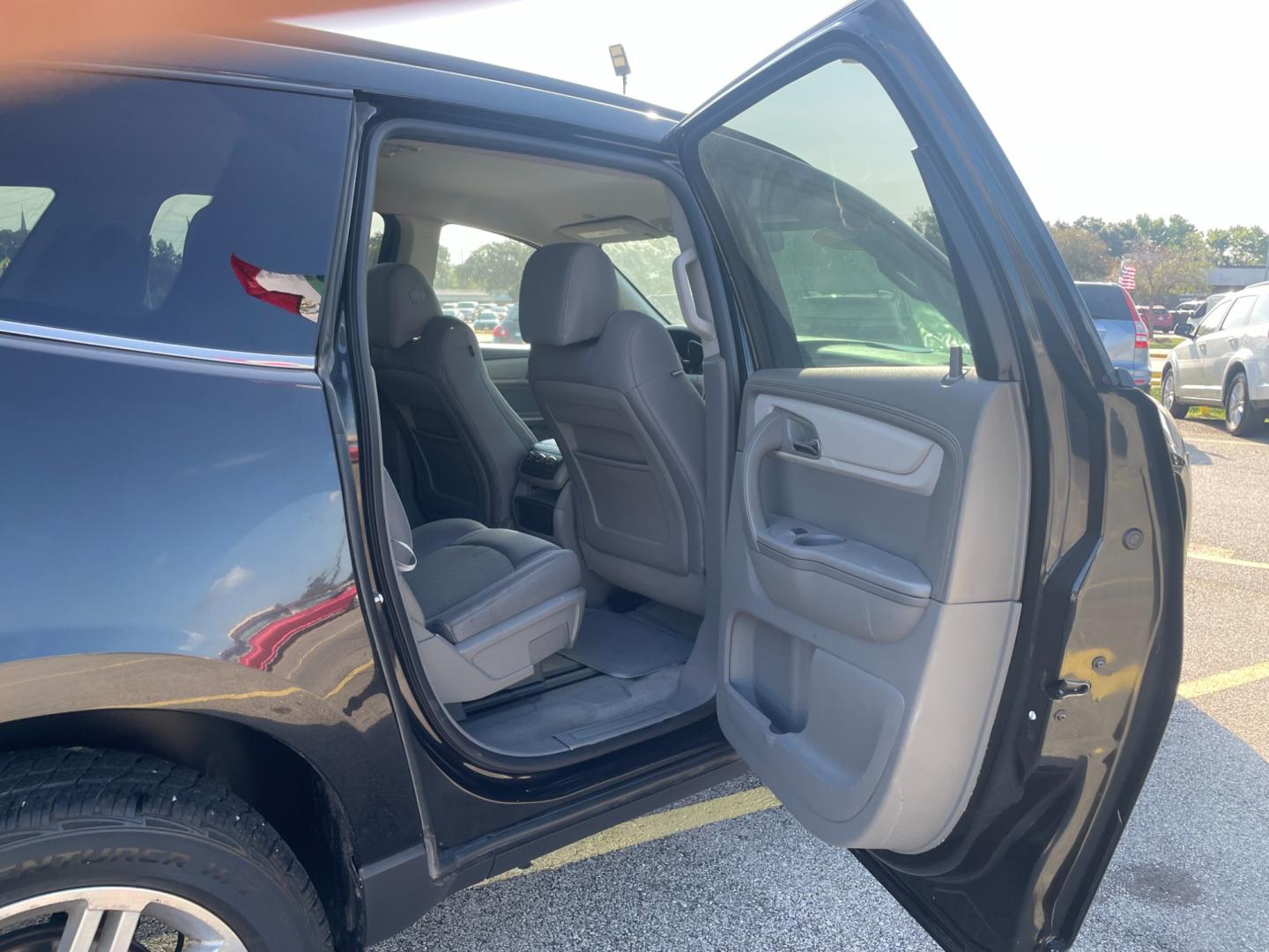 2014 Chevrolet Traverse 1LT FWD (1GNKRGKD7EJ) with an 3.6L V6 DOHC 24V engine, 6-Speed Automatic transmission, located at 16710 Clay Rd., Houston, TX, 77084, (281) 859-7900, 29.834864, -95.656166 - Photo#6