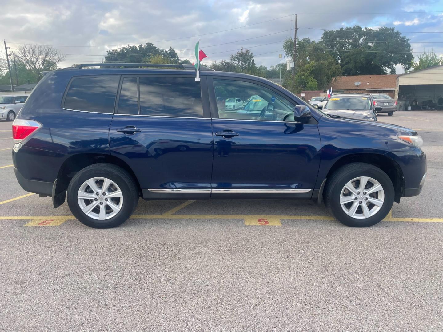 2012 Toyota Highlander Base 4WD (5TDBK3EHXCS) with an 3.5L V6 DOHC 24V engine, 5-Speed Automatic transmission, located at 16710 Clay Rd., Houston, TX, 77084, (281) 859-7900, 29.834864, -95.656166 - Photo#4