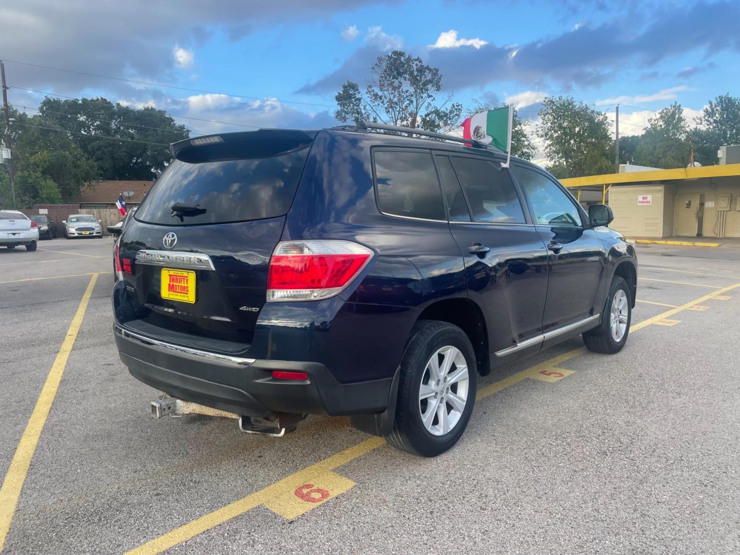 2012 Toyota Highlander Base 4WD (5TDBK3EHXCS) with an 3.5L V6 DOHC 24V engine, 5-Speed Automatic transmission, located at 16710 Clay Rd., Houston, TX, 77084, (281) 859-7900, 29.834864, -95.656166 - Photo#5